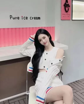 五官精致高颜值开服装店水嫩小仙女很干练