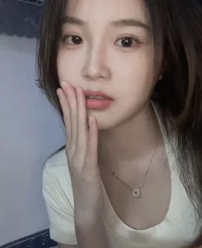 性价比高的妩媚小妞