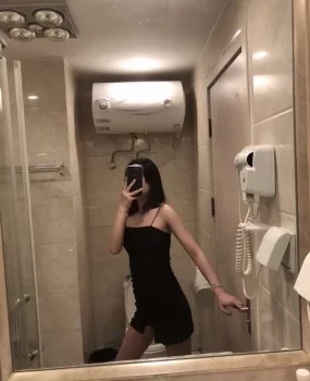 身材火辣长相甜美的小姐姐