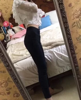 身材爆炸的年轻妹子